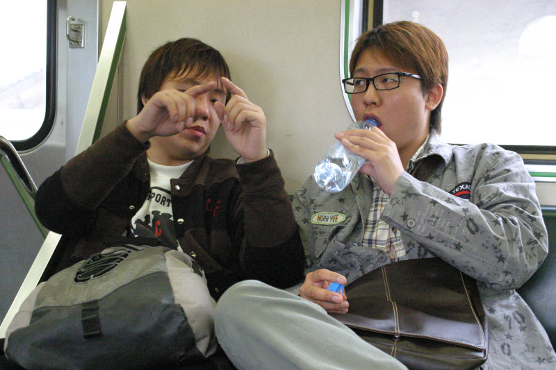 台灣鐵路旅遊攝影街拍帥哥交談的旅客(1)2005-03-27攝影照片26
