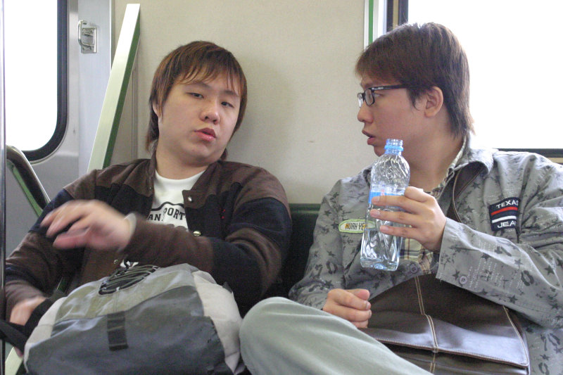 台灣鐵路旅遊攝影街拍帥哥交談的旅客(1)2005-03-27攝影照片27