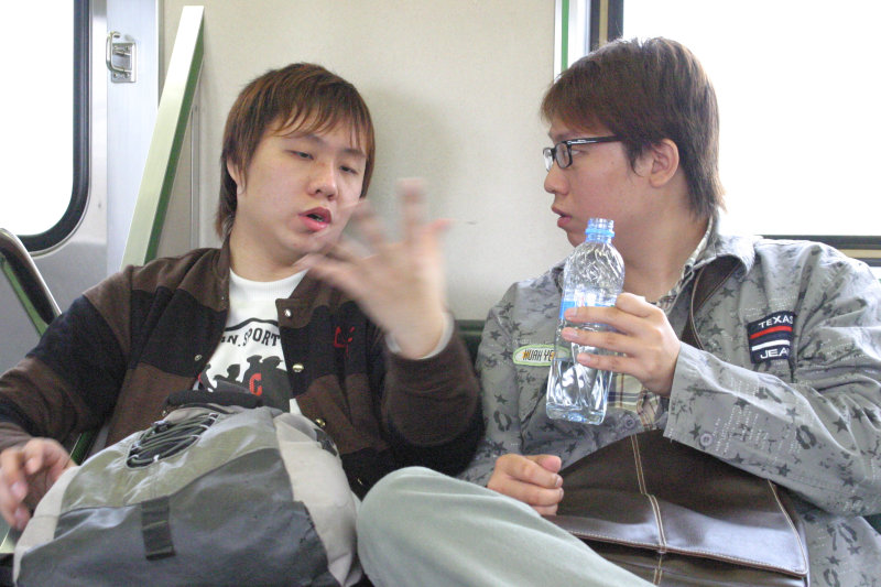 台灣鐵路旅遊攝影街拍帥哥交談的旅客(1)2005-03-27攝影照片28