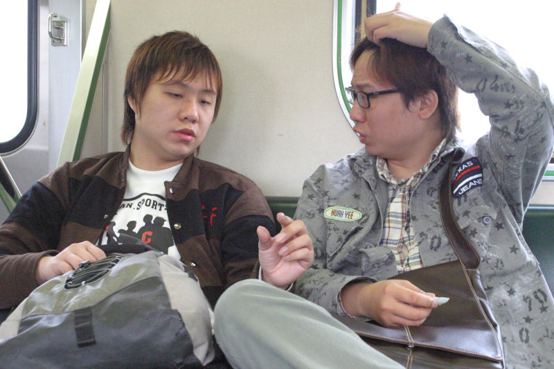 台灣鐵路旅遊攝影街拍帥哥交談的旅客(1)2005-03-27攝影照片29