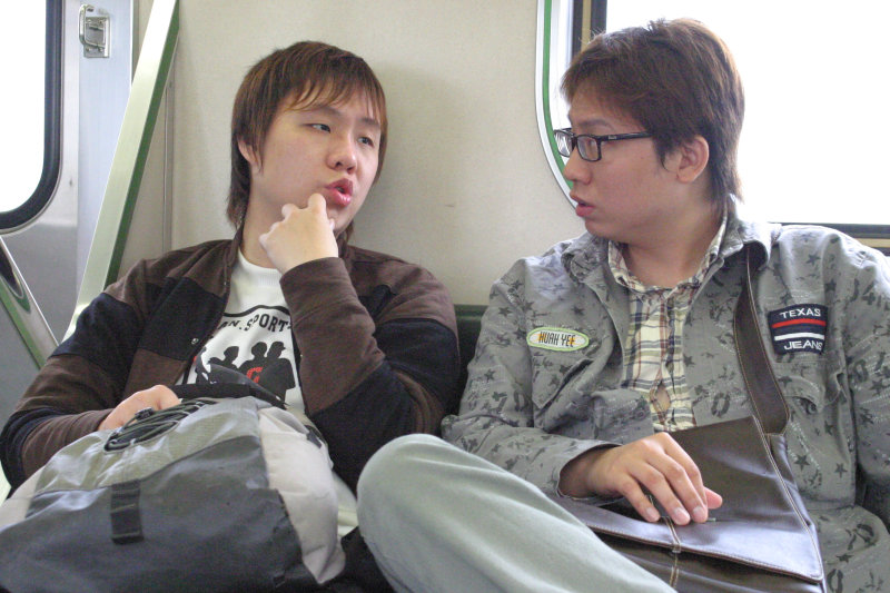 台灣鐵路旅遊攝影街拍帥哥交談的旅客(1)2005-03-27攝影照片30
