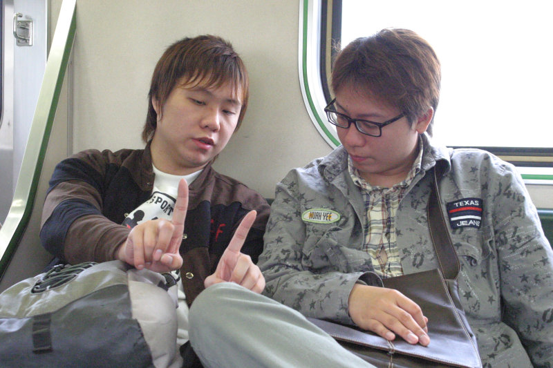 台灣鐵路旅遊攝影街拍帥哥交談的旅客(1)2005-03-27攝影照片31