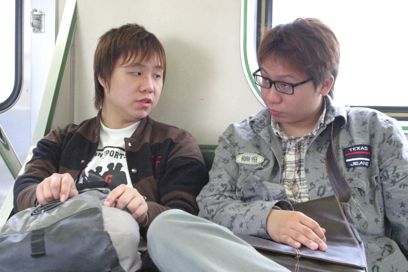 台灣鐵路旅遊攝影街拍帥哥交談的旅客(1)2005-03-27攝影照片32