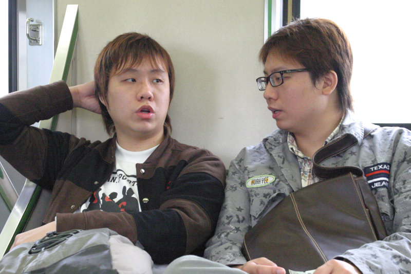 台灣鐵路旅遊攝影街拍帥哥交談的旅客(1)2005-03-27攝影照片36