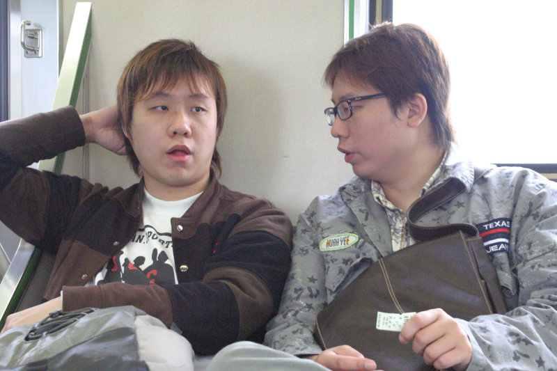 台灣鐵路旅遊攝影街拍帥哥交談的旅客(1)2005-03-27攝影照片37
