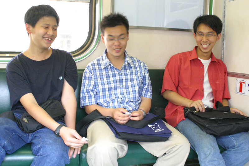 台灣鐵路旅遊攝影街拍帥哥交談的旅客(1)2005-04-10攝影照片2
