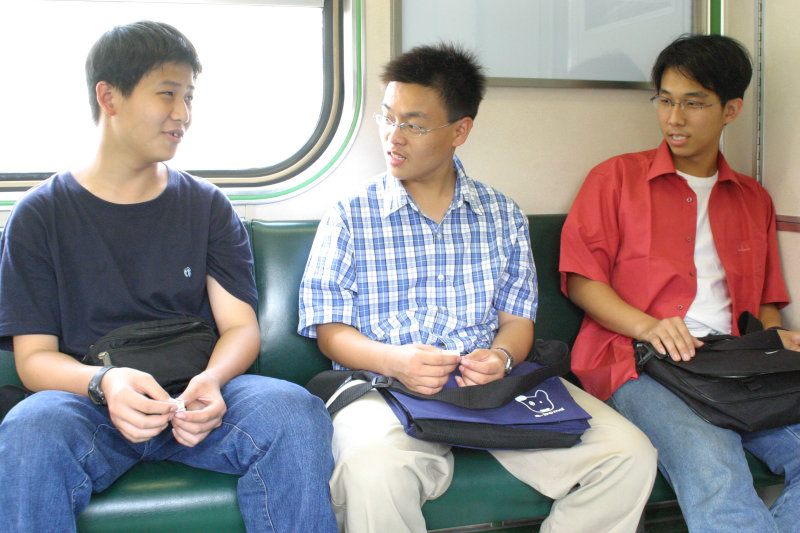 台灣鐵路旅遊攝影街拍帥哥交談的旅客(1)2005-04-10攝影照片3