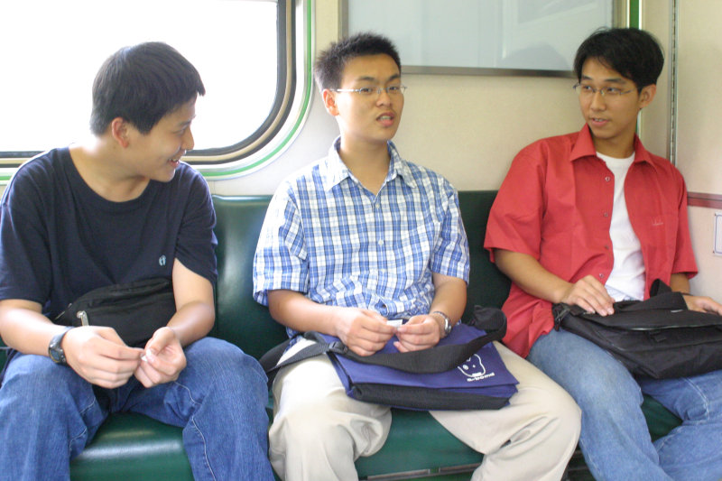 台灣鐵路旅遊攝影街拍帥哥交談的旅客(1)2005-04-10攝影照片4