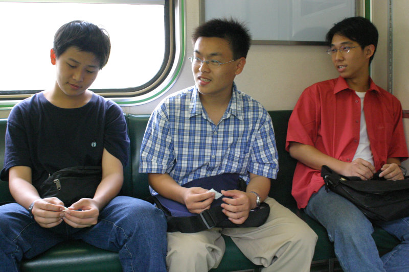 台灣鐵路旅遊攝影街拍帥哥交談的旅客(1)2005-04-10攝影照片5
