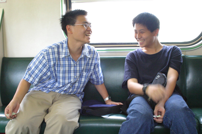 台灣鐵路旅遊攝影街拍帥哥交談的旅客(1)2005-04-10攝影照片6