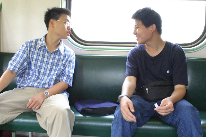 台灣鐵路旅遊攝影街拍帥哥交談的旅客(1)2005-04-10攝影照片7