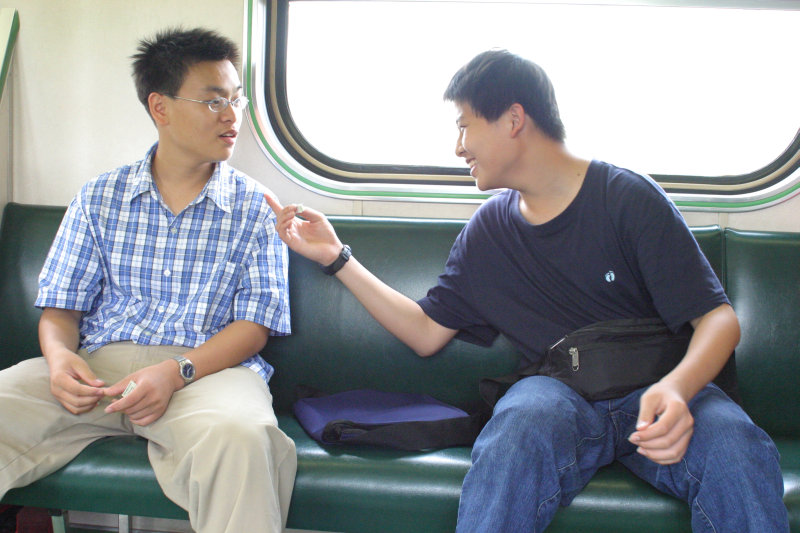 台灣鐵路旅遊攝影街拍帥哥交談的旅客(1)2005-04-10攝影照片8