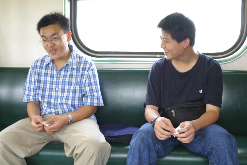 台灣鐵路旅遊攝影街拍帥哥交談的旅客(1)2005-04-10攝影照片9