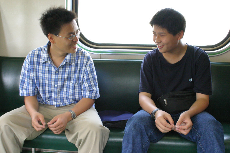 台灣鐵路旅遊攝影街拍帥哥交談的旅客(1)2005-04-10攝影照片10