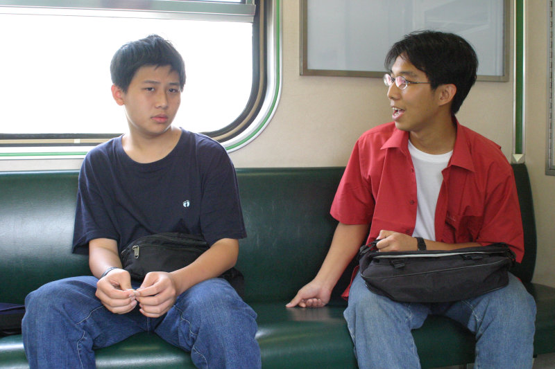 台灣鐵路旅遊攝影街拍帥哥交談的旅客(1)2005-04-10攝影照片13