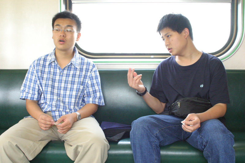 台灣鐵路旅遊攝影街拍帥哥交談的旅客(1)2005-04-10攝影照片14