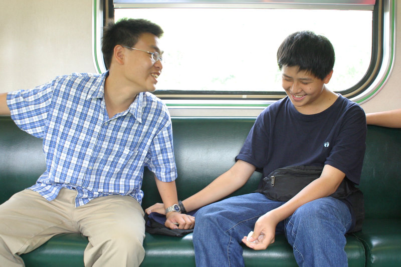 台灣鐵路旅遊攝影街拍帥哥交談的旅客(1)2005-04-10攝影照片17