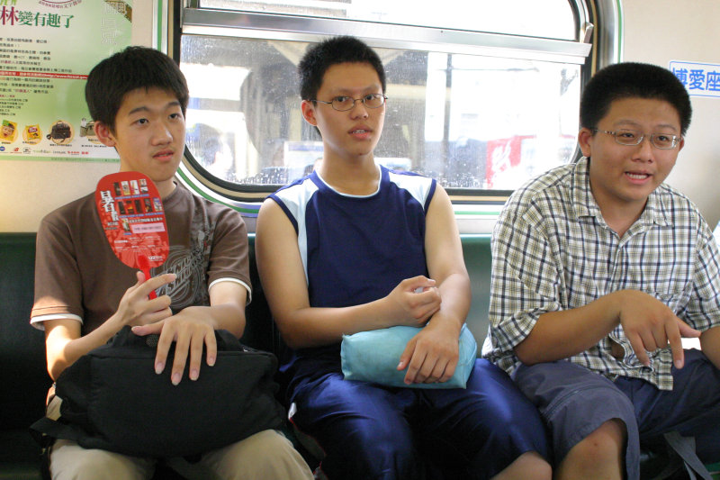 台灣鐵路旅遊攝影街拍帥哥交談的旅客(1)2005-07-02攝影照片1