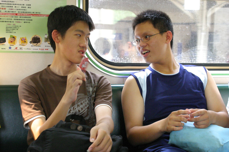台灣鐵路旅遊攝影街拍帥哥交談的旅客(1)2005-07-02攝影照片7