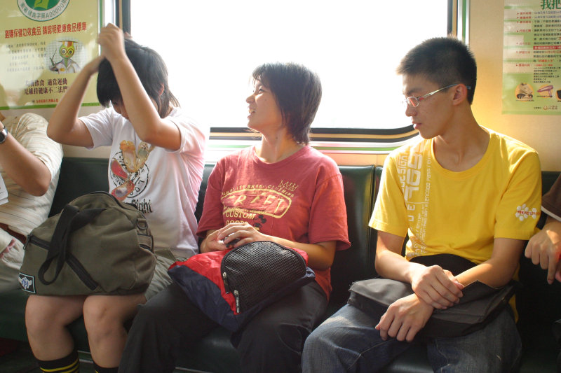 台灣鐵路旅遊攝影街拍帥哥交談的旅客(1)2005-07-02攝影照片12