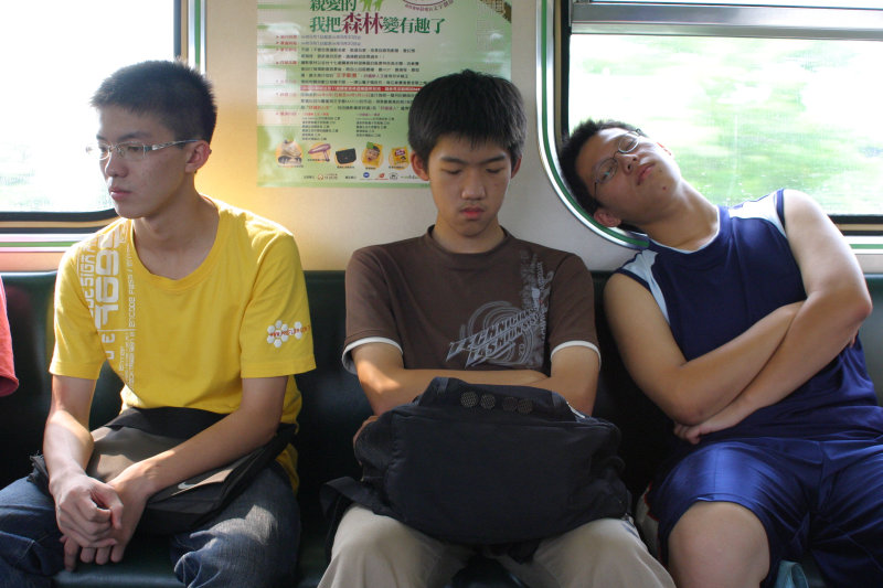 台灣鐵路旅遊攝影街拍帥哥交談的旅客(1)2005-07-02攝影照片13