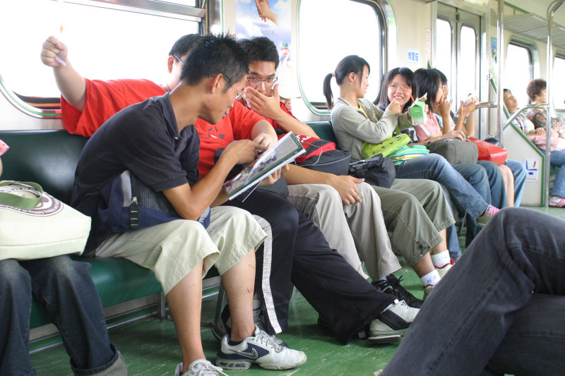 台灣鐵路旅遊攝影街拍帥哥交談的旅客(1)2005-07-02攝影照片17