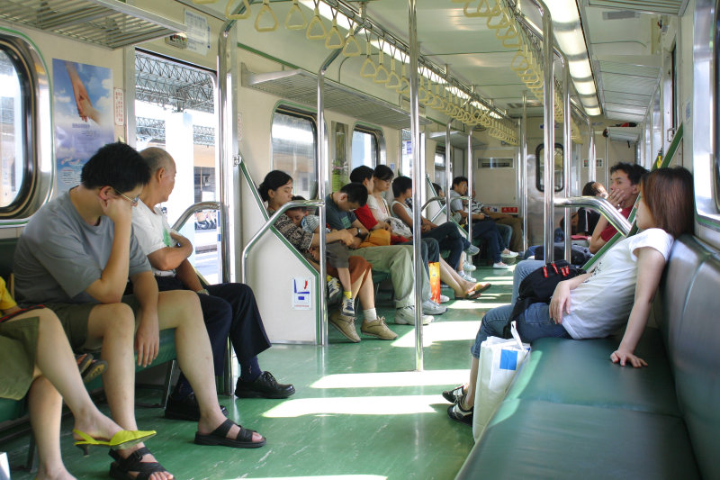 台灣鐵路旅遊攝影街拍帥哥交談的旅客(1)2005-07-02攝影照片19