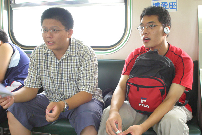 台灣鐵路旅遊攝影街拍帥哥交談的旅客(1)2005-07-02攝影照片20