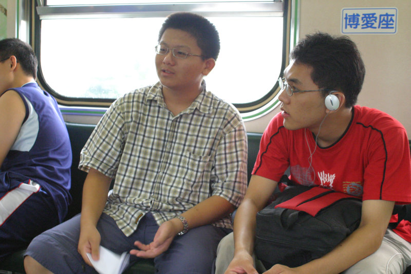 台灣鐵路旅遊攝影街拍帥哥交談的旅客(1)2005-07-02攝影照片27