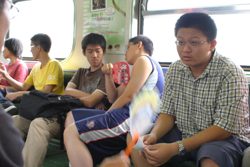 台灣鐵路旅遊攝影街拍帥哥交談的旅客(1)2005-07-02攝影照片30