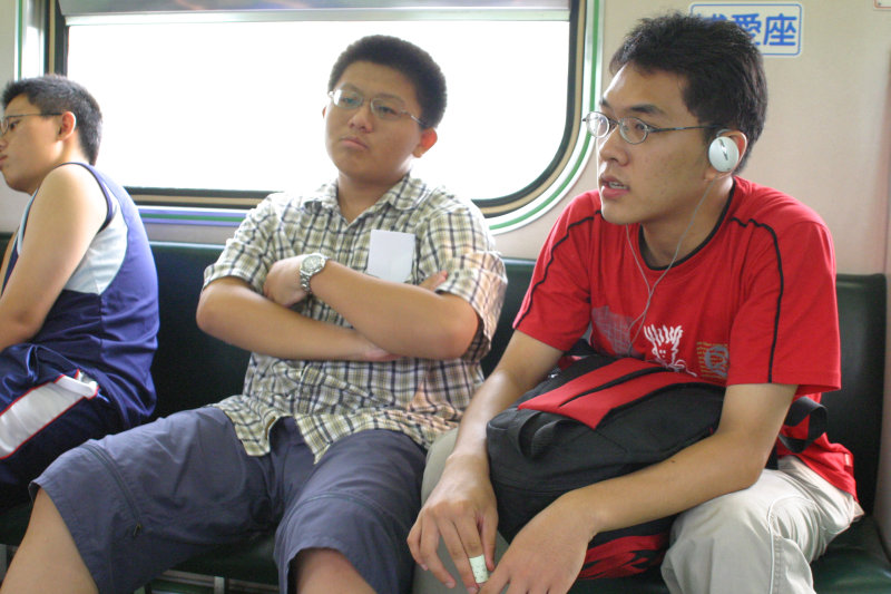 台灣鐵路旅遊攝影街拍帥哥交談的旅客(1)2005-07-02攝影照片31