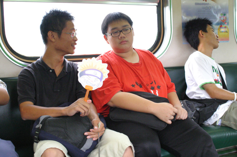 台灣鐵路旅遊攝影街拍帥哥交談的旅客(1)2005-07-02攝影照片33