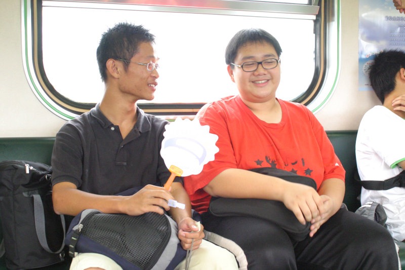 台灣鐵路旅遊攝影街拍帥哥交談的旅客(1)2005-07-02攝影照片34