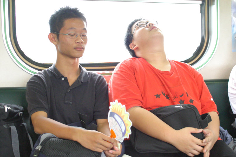 台灣鐵路旅遊攝影街拍帥哥交談的旅客(1)2005-07-02攝影照片38