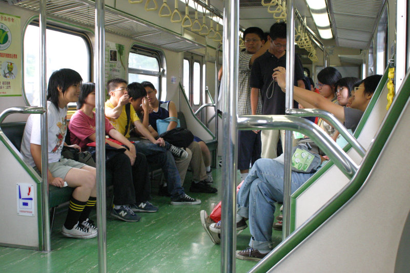 台灣鐵路旅遊攝影街拍帥哥交談的旅客(1)2005-07-02攝影照片42
