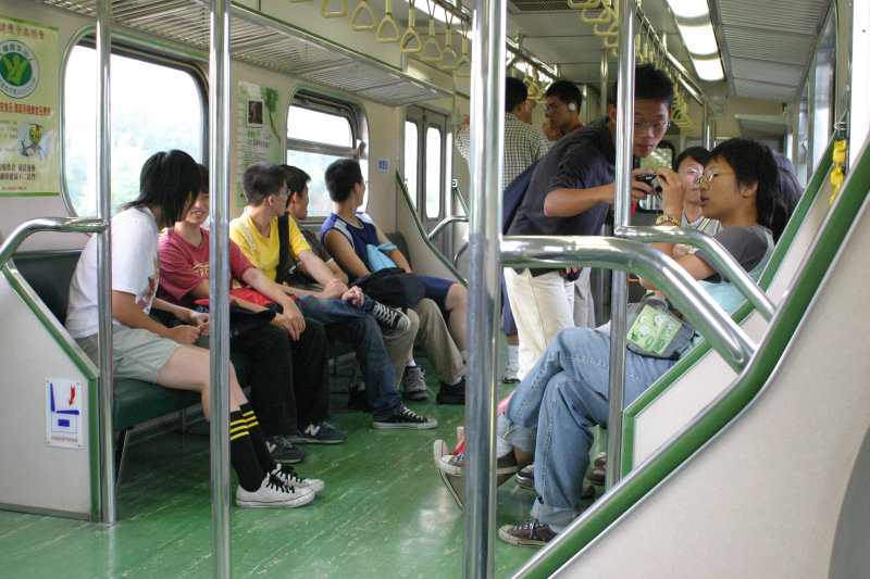 台灣鐵路旅遊攝影街拍帥哥交談的旅客(1)2005-07-02攝影照片43