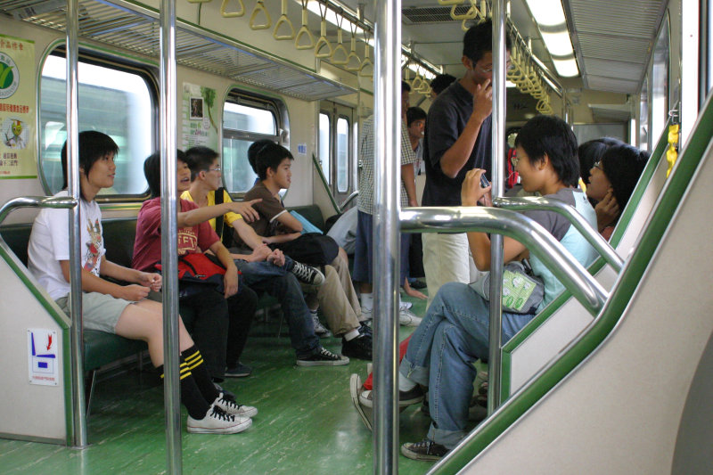 台灣鐵路旅遊攝影街拍帥哥交談的旅客(1)2005-07-02攝影照片44