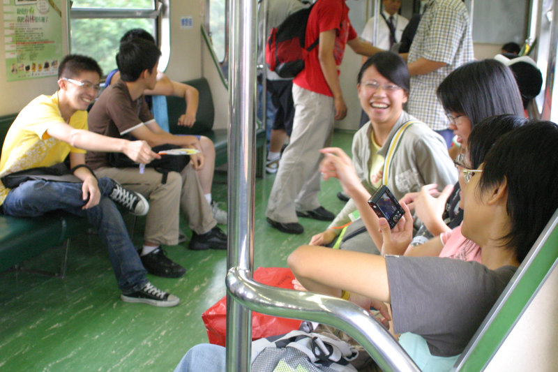 台灣鐵路旅遊攝影街拍帥哥交談的旅客(1)2005-07-02攝影照片45