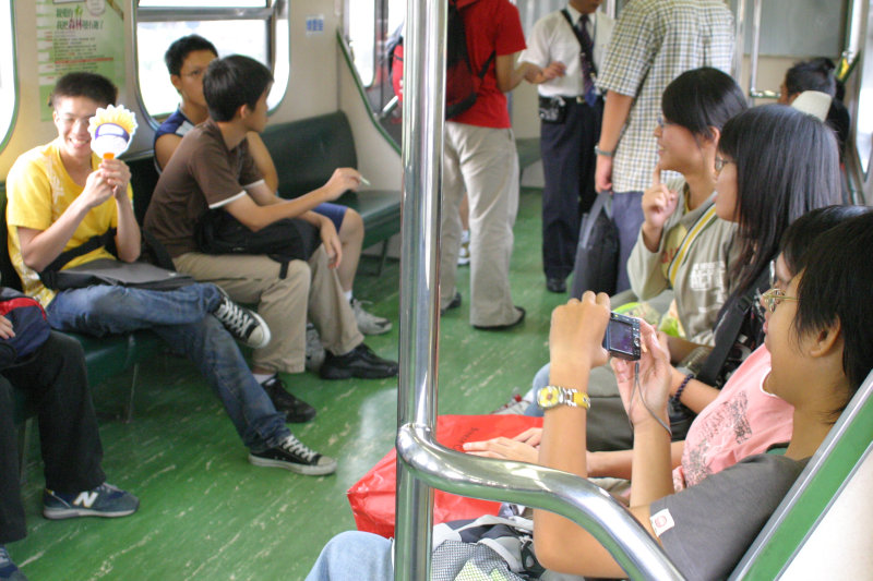 台灣鐵路旅遊攝影街拍帥哥交談的旅客(1)2005-07-02攝影照片46