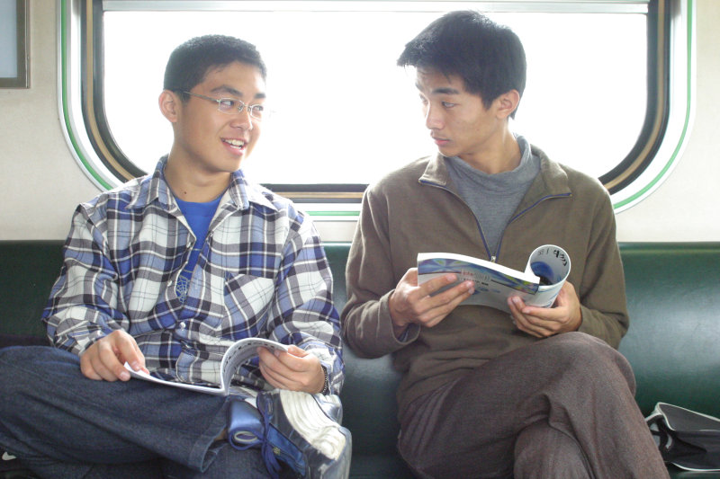 台灣鐵路旅遊攝影街拍帥哥交談的旅客(2)2005-03-26攝影照片2