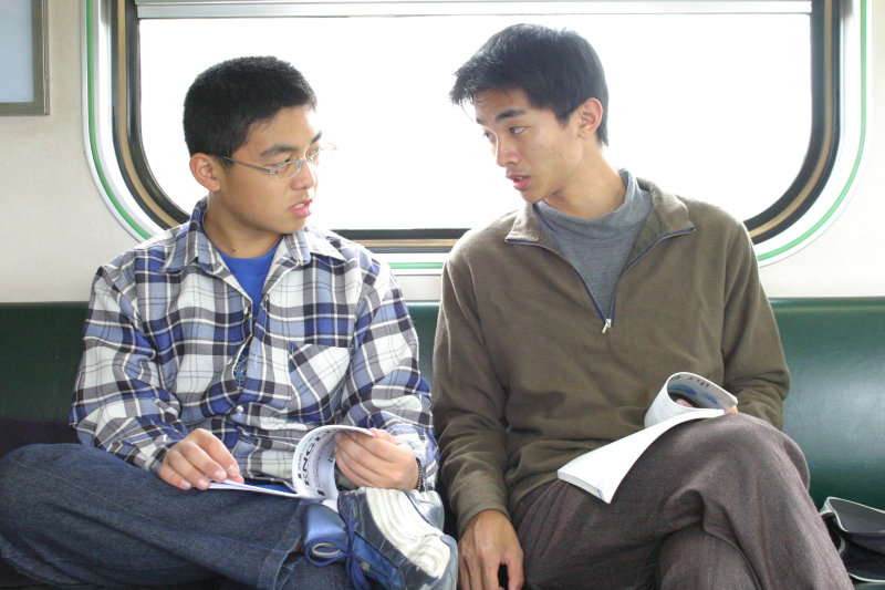 台灣鐵路旅遊攝影街拍帥哥交談的旅客(2)2005-03-26攝影照片4