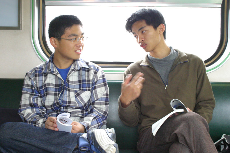 台灣鐵路旅遊攝影街拍帥哥交談的旅客(2)2005-03-26攝影照片12