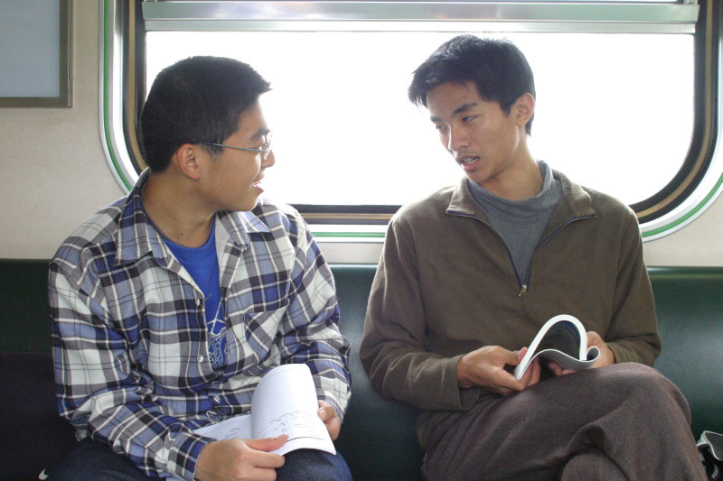 台灣鐵路旅遊攝影街拍帥哥交談的旅客(2)2005-03-26攝影照片14