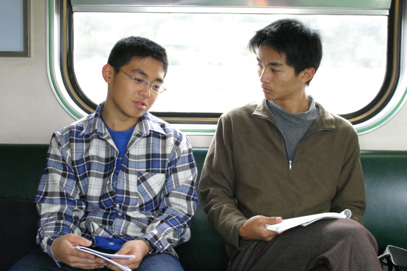 台灣鐵路旅遊攝影街拍帥哥交談的旅客(2)2005-03-26攝影照片17