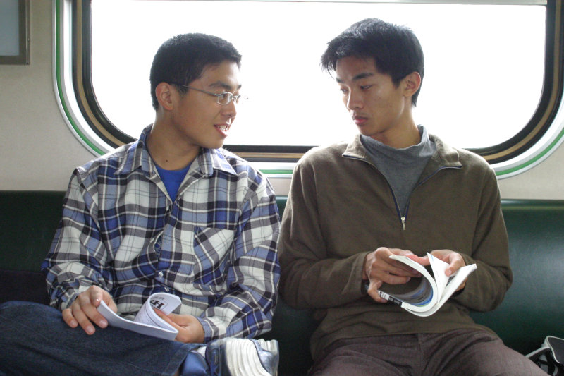 台灣鐵路旅遊攝影街拍帥哥交談的旅客(2)2005-03-26攝影照片21