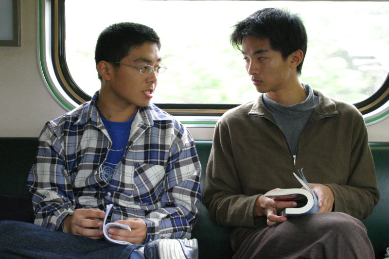 台灣鐵路旅遊攝影街拍帥哥交談的旅客(2)2005-03-26攝影照片26