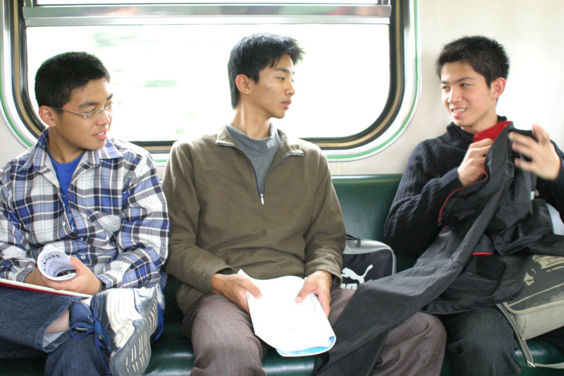台灣鐵路旅遊攝影街拍帥哥交談的旅客(2)2005-03-26攝影照片39