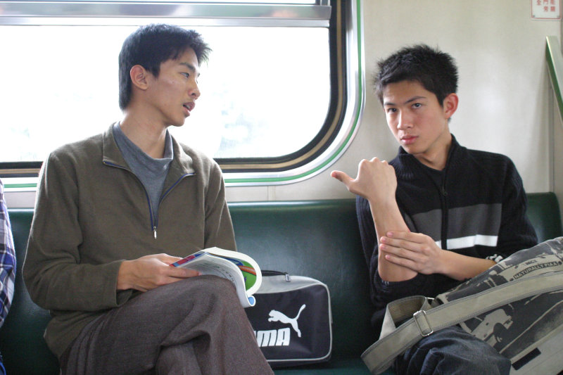 台灣鐵路旅遊攝影街拍帥哥交談的旅客(2)2005-03-26攝影照片42