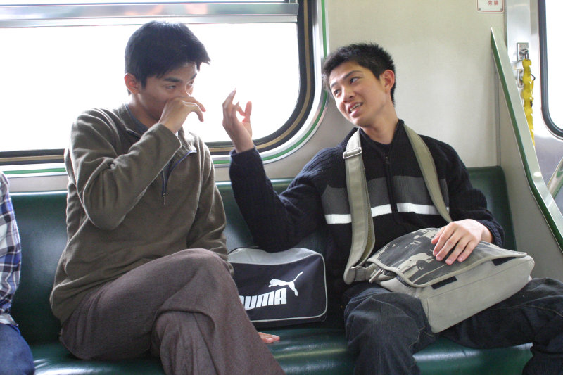 台灣鐵路旅遊攝影街拍帥哥交談的旅客(2)2005-03-26攝影照片49