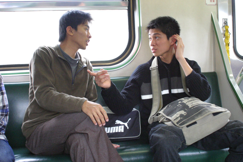 台灣鐵路旅遊攝影街拍帥哥交談的旅客(2)2005-03-26攝影照片50
